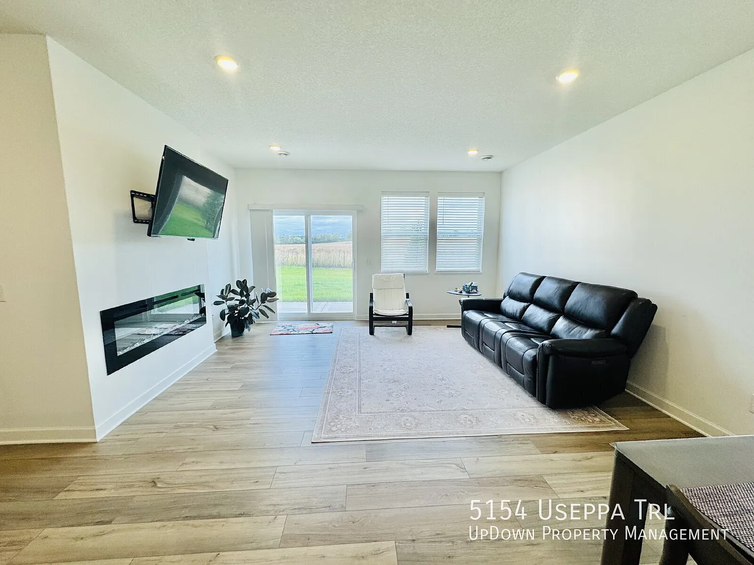 Spacious 5-Bedroom Retreat with Granite Finishes & Guest Suite in Woodbury! — Photo 3