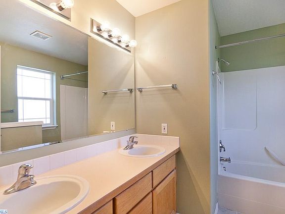 3rd image of 1015 NW Eden Dr