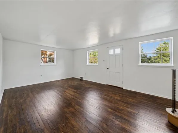 42 Barton Dr, Pittsburgh, PA 15221