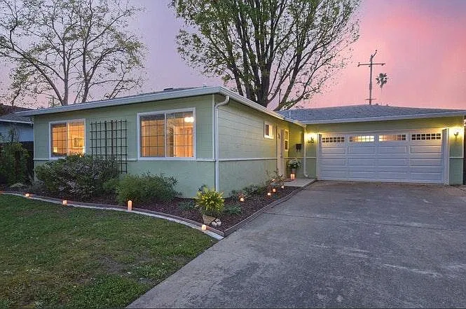 3 bed, 1056 sqft, $4,500 — Photo 1