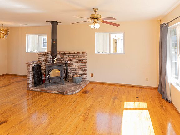 3rd image of 2039 Holly St
