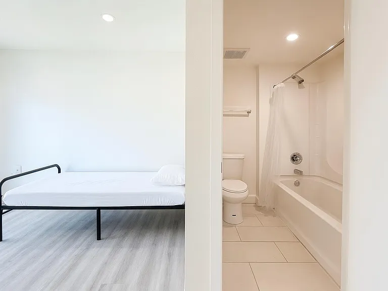 1312 1/2 N Mariposa Ave #16 — Photo 15