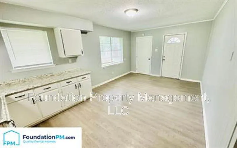 3 bed, 1.0 bath, 998 sqft, $995 — Photo 4