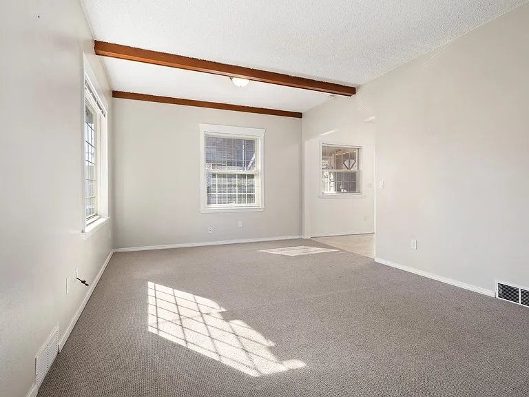 709 McKenzie Ave — Photo 6