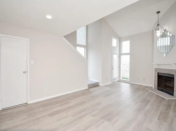 10855 Meadowglen Ln APT 721, Houston, TX 77042