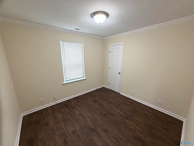 821 Moulton St E — Photo 13