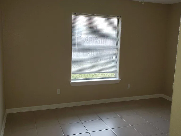 2108 Treasure Oaks Dr — Photo 2