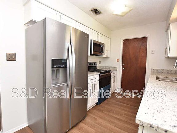 2nd image of 1015 E Tee Cir