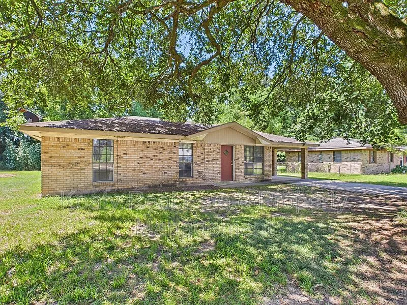 3 bed, 1.0 bath, 1100 sqft, $1,100 — Photo 2