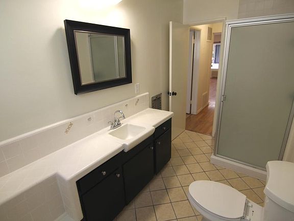 3rd image of 1032 N Genesee Ave APT 6