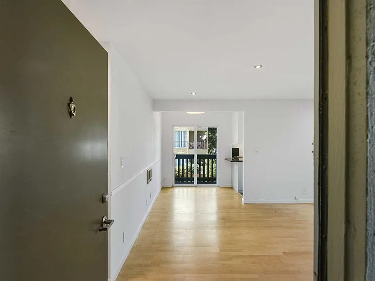 480 E Okeefe St #202 — Photo 2