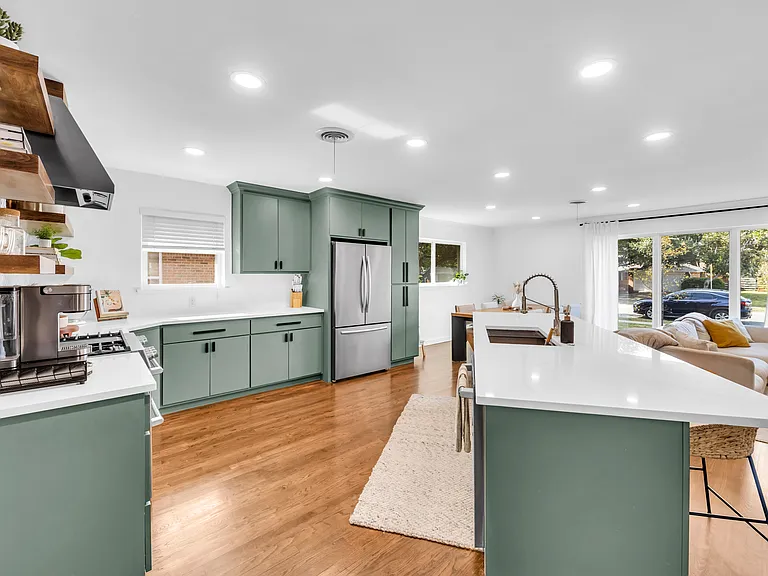 403 S Lois Ln — Photo 4