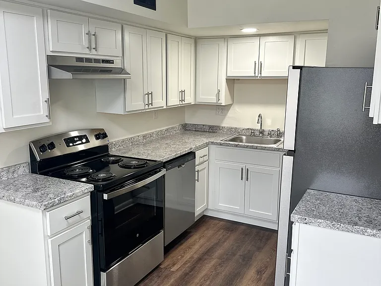 435 Hartford Sq — Photo 1