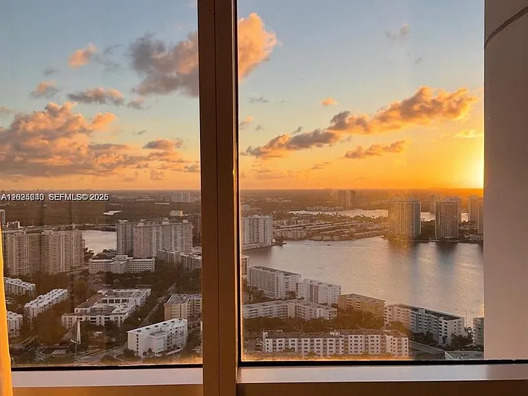 18201 Collins Ave #5303 — Photo 4