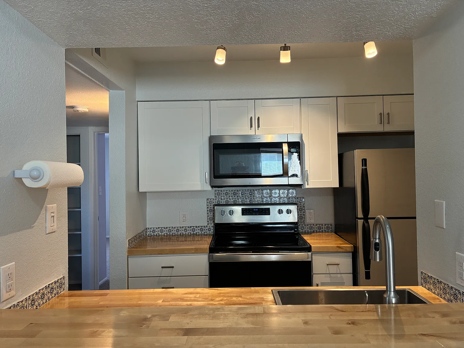 2 bed, 848 sqft, $2,200 — Photo 2