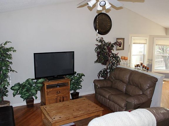 3rd image of 109 S Warren Ave