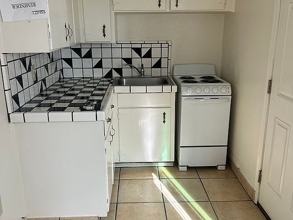 3rd image of 311-321 E Elm St #311-4