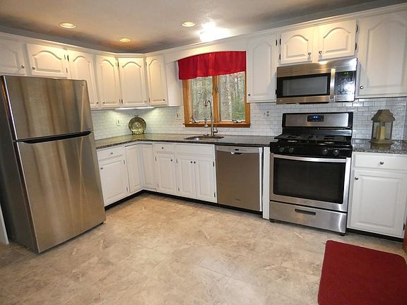 5th image of 9 Longwood Cir