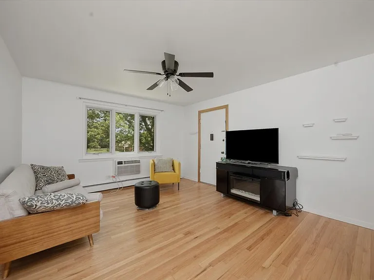 1725 Howard Ave #201 — Photo 5