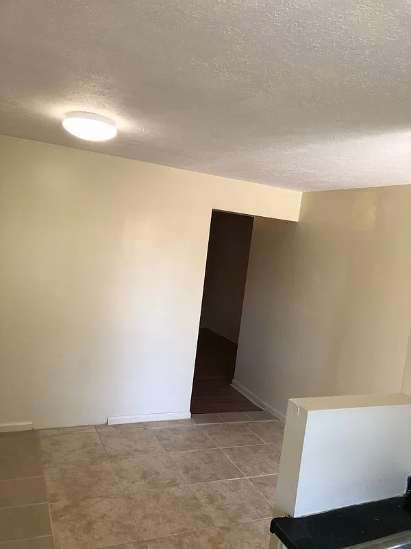 1 bed, 1.0 bath, 700 sqft, $695 — Photo 2