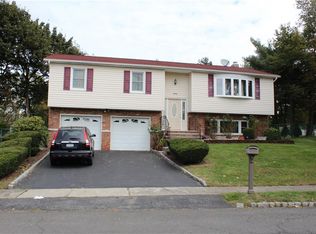 156 Lake Nanuet Dr, Nanuet, NY 10954