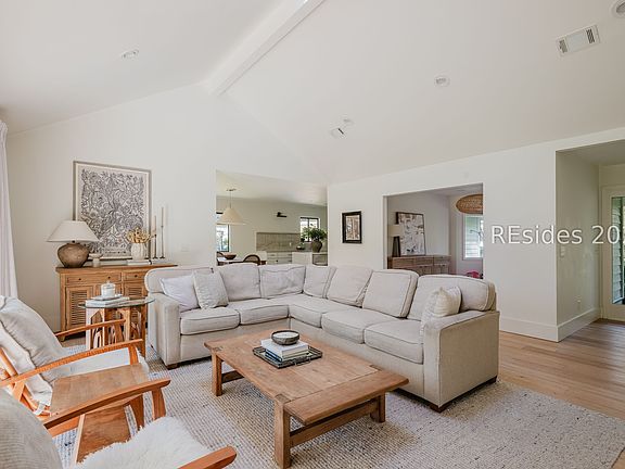 5th image of 3 Deer Run