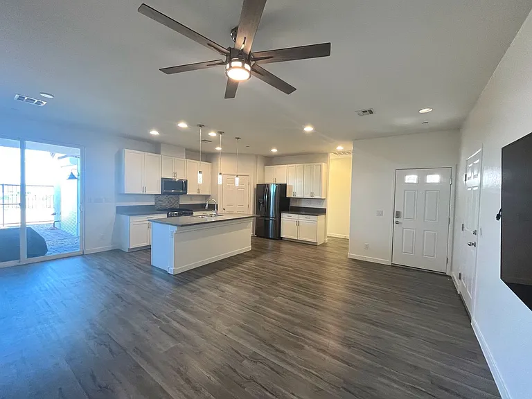1533 Franklin Ln — Photo 7