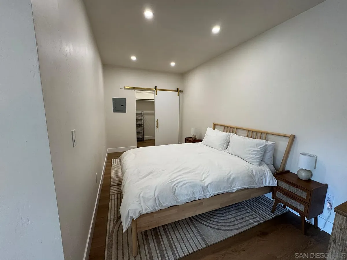 Building Photo - 4221 1/2 Vista Way #STUDIO