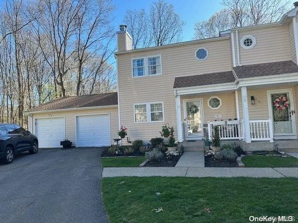 12 Taylor Commons #12, Yaphank, NY 11980
