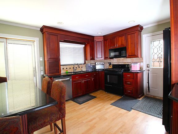 4th image of 17164 Anita St