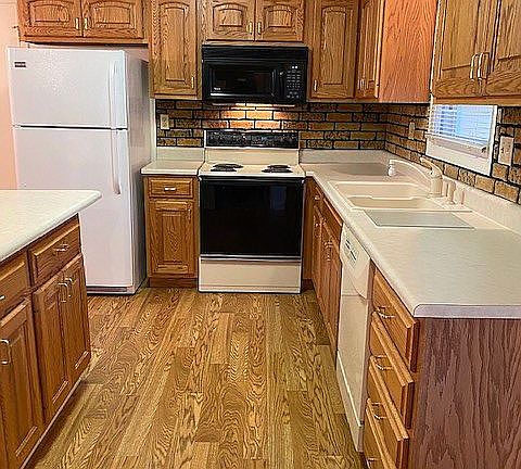 Kitchen w/Amish oak cabinets