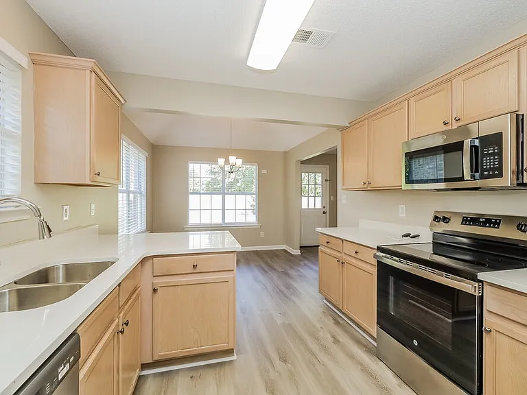 1424 Radley Cv — Photo 9