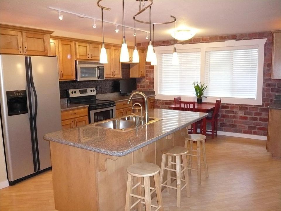 Granite Counters, Stainless Silver Appliances, Maple Cabinetry