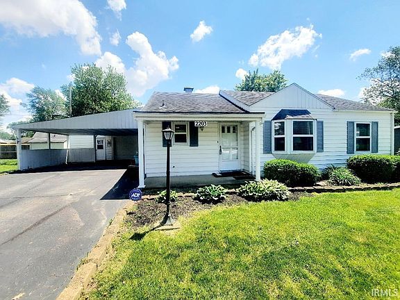 3rd image of 2203 E Sharon Dr