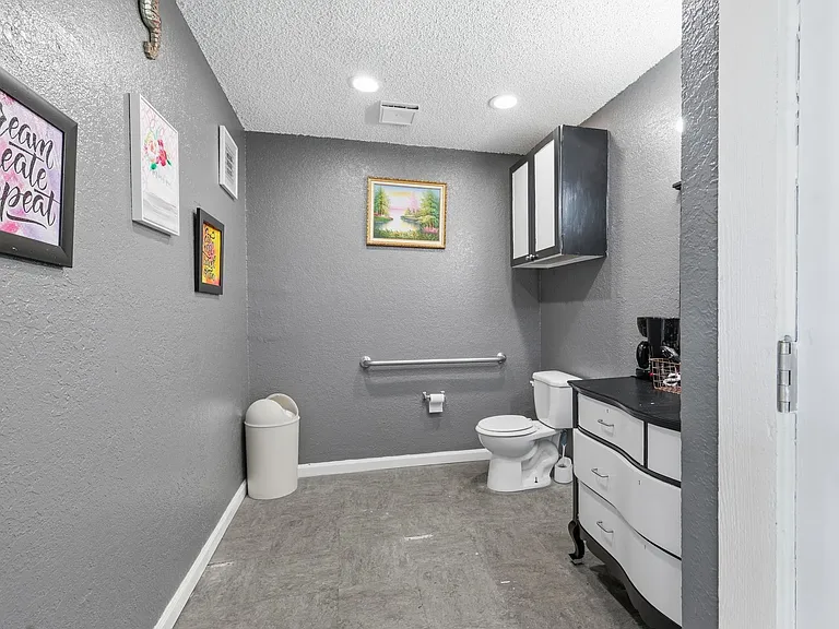 Woodland HIlls Apartments — Photo 6