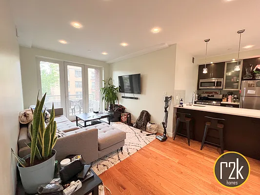 Rented by Realty 2000 Corp | media 1