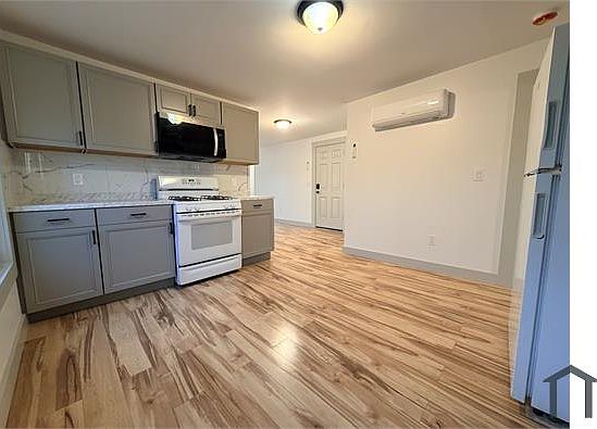 3rd image of 28 Queen St #2