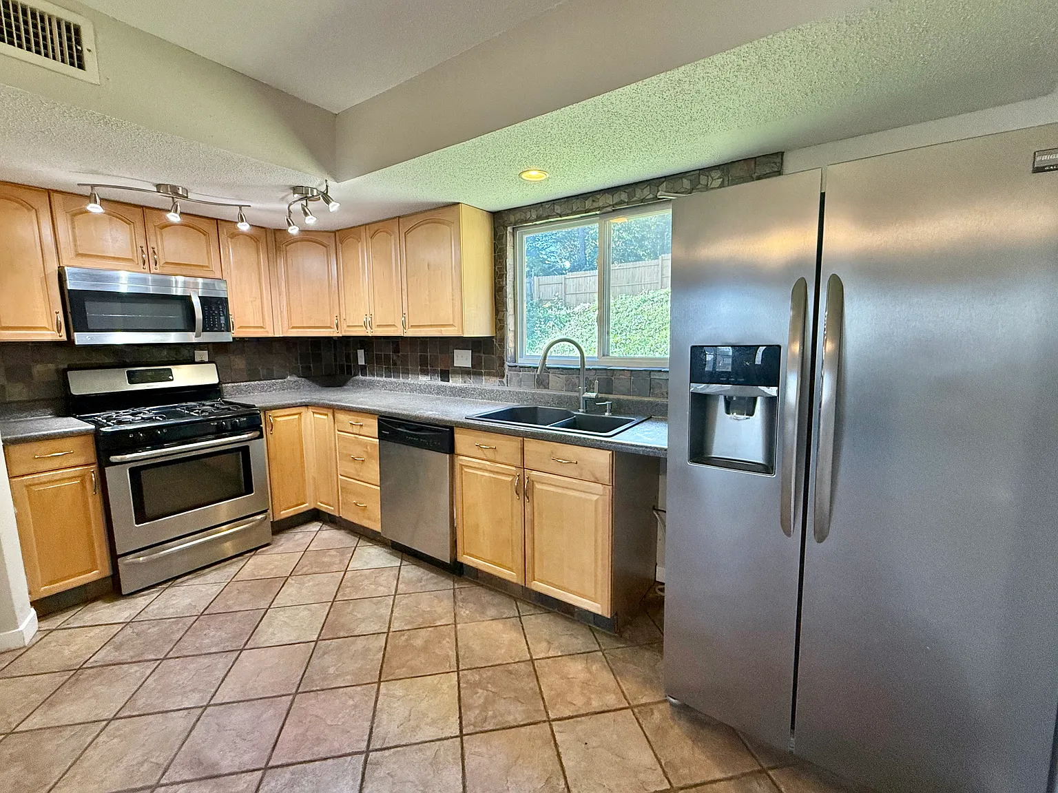 3 bed, 995 sqft, $2,000 — Photo 4