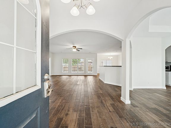 5th image of 814 S Tall Chief St