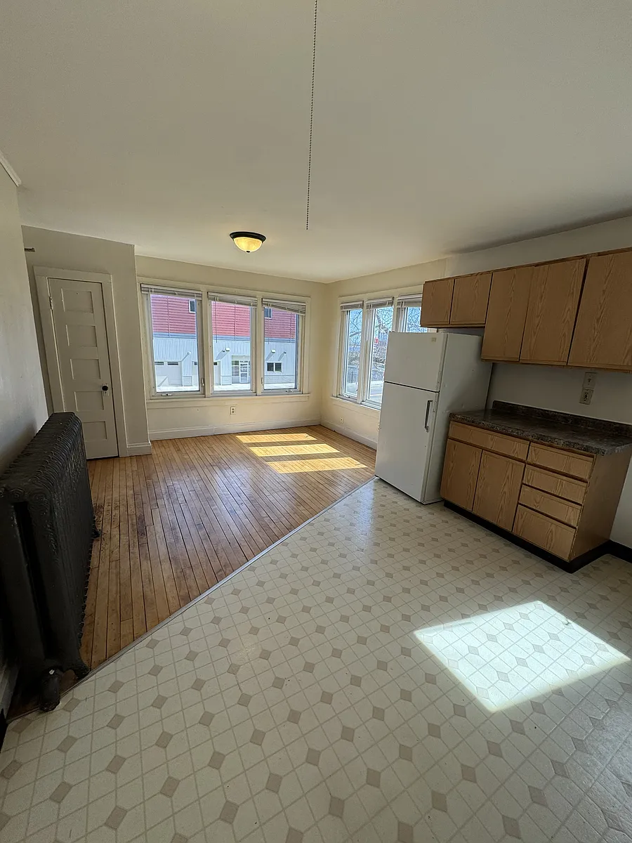 Building Photo - 629 E 1st St #1