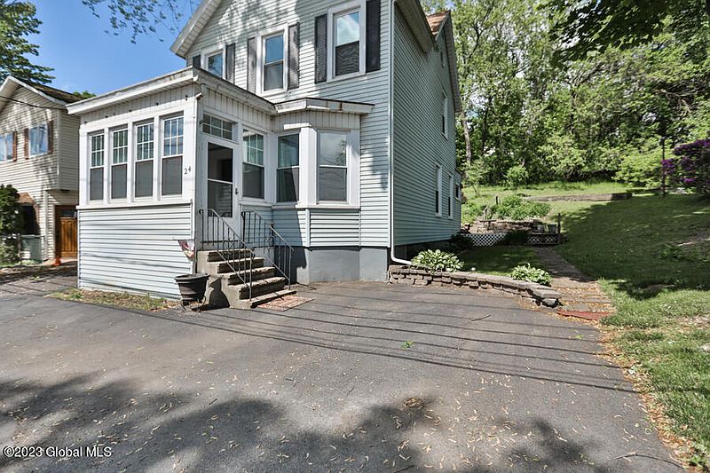 3rd image of 24 Crabapple Lane