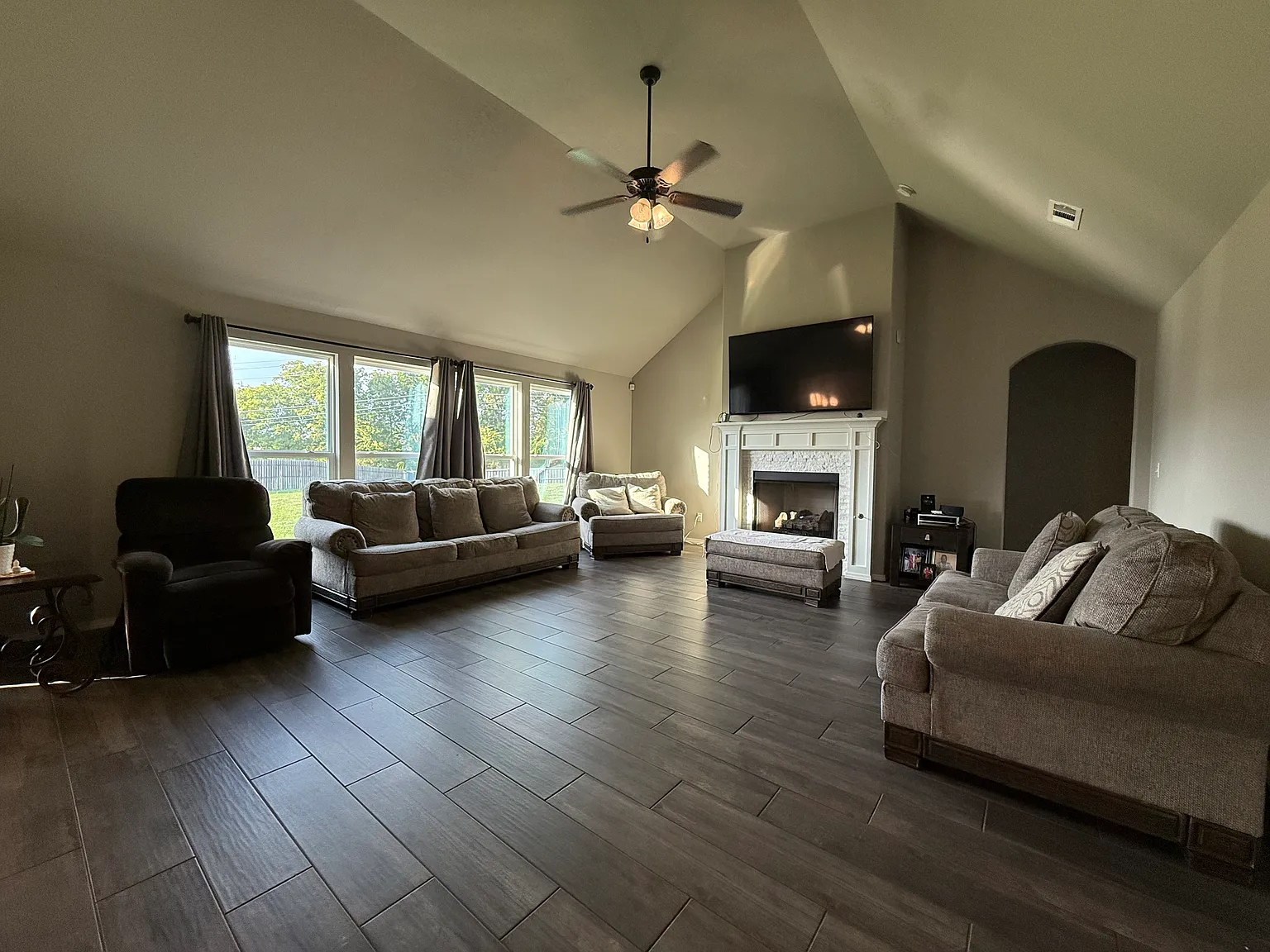 4 bed, 2242 sqft, $2,700 — Photo 4