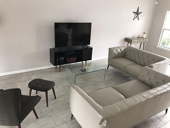 4th image of 1008 SW 33rd St