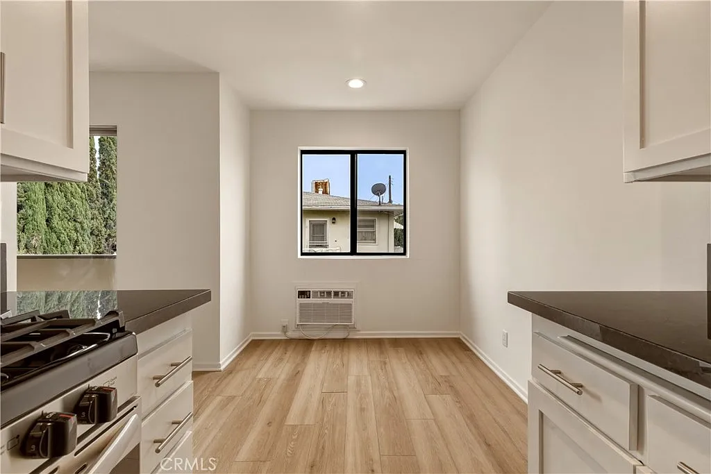 1 bed, 850 sqft, $1,795 — Photo 4