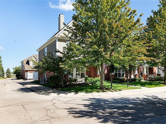 3rd image of 782 Charlotte Pl