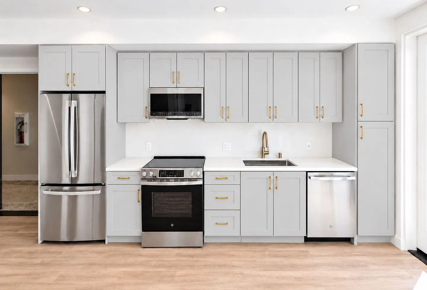 Bankers Hill - Spacious One Bedroom with Ocean Views! — Photo 1