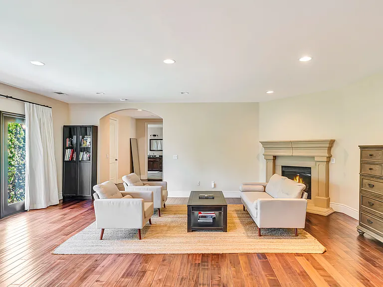 4820 Valjean Ave — Photo 56