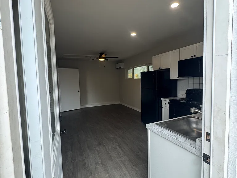 560 Hillside Ter #2 — Photo 3