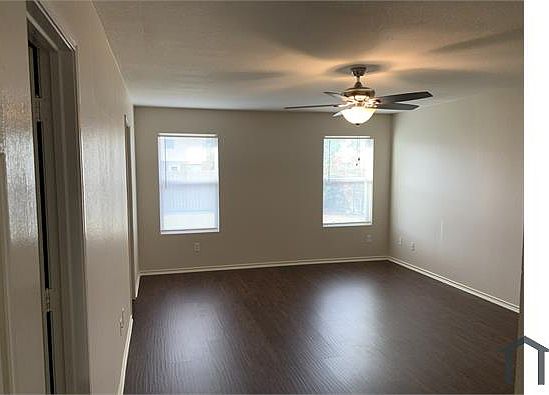 4th image of 2621 Mockingbird St