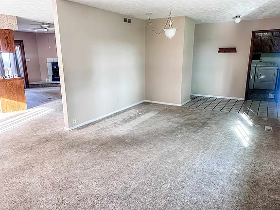 2nd image of 4001 Parkridge Rd